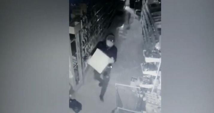 Bakıda marketdən seyf oğurlayan şəxs kameraya düşdü -