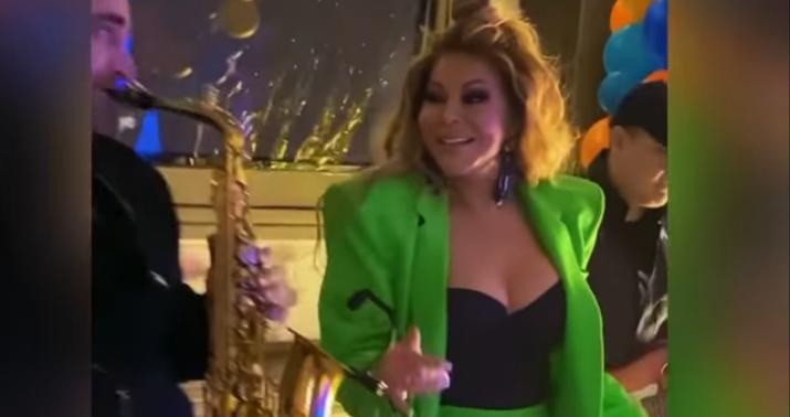 Aygün Kazımova bahalı geyimi ilə diqqət mərkəzində...-