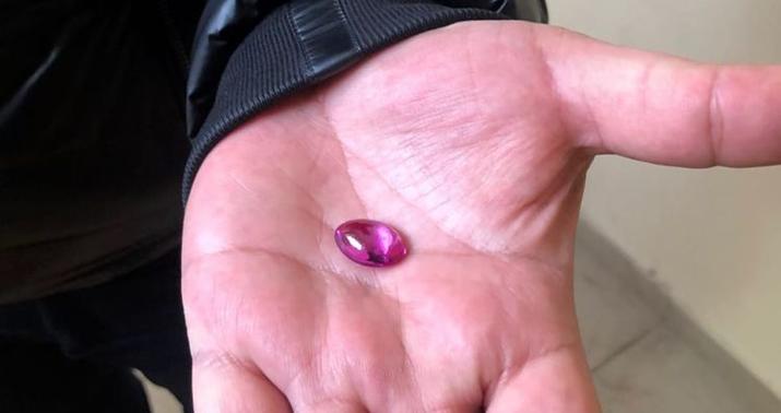 Bakıda nadir tapılan çəhrayı yaqut daşını ələ keçirənlər tutuldu –