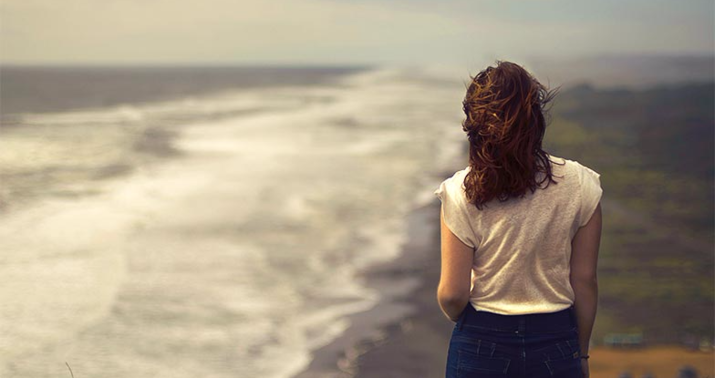 Gecə saat 3-də həyətdə bacısını yad kişiylə tutdu: "Evə qayıt..." –