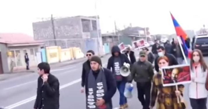 İrəvanda itkin düşən hərbçilərin yaxınları nazirliyə gedən yolları bağladı