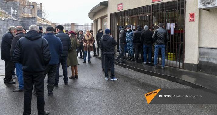 İtkin erməni əsgərlərin valideynləri MN-in binasını mühasirəyə aldı