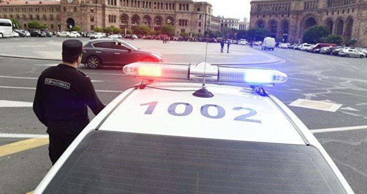 Ermənistanda sürücü avtomobili hərbçilərin üzərinə sürdü -