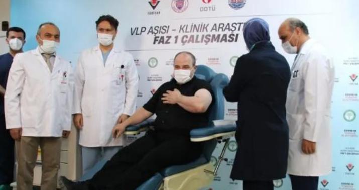 Türk nazir yerli vaksin vurdurdu