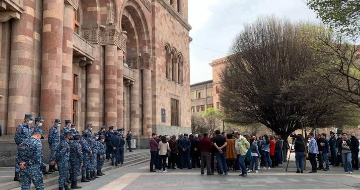 Övladlarımızı Qarabağdan çıxarın: İrəvanda əsgər anaları aksiya keçirir -