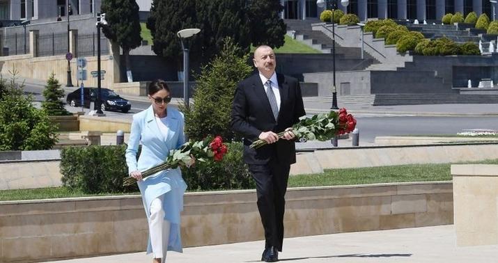 İlham Əliyev və Mehriban Əliyeva Həzi Aslanovun məzarını ziyarət etdilər