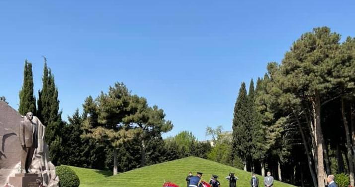 Lavrov Şəhidlər Xiyabanı və Heydər Əliyevin məzarı önündə -