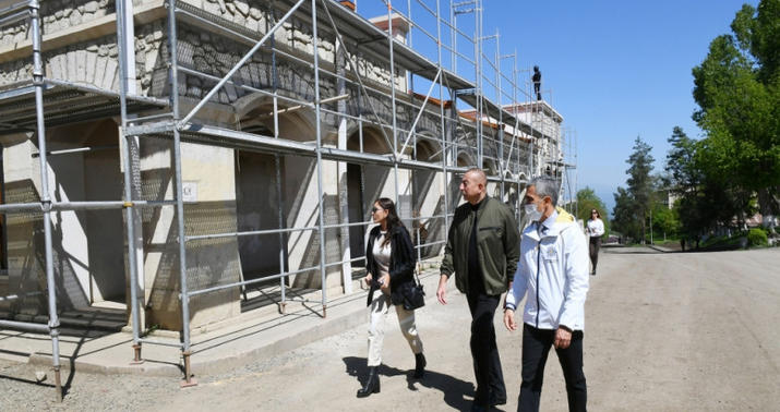 Prezident və xanımı Şuşa Rəsm Qalereyasında görülən işlərlə tanış oldu