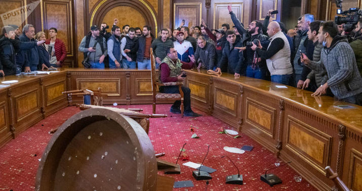 Ermənistan parlamentinə basqın:
