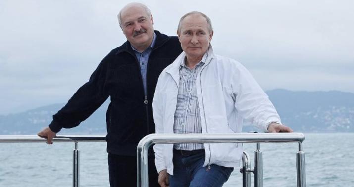 Putin Lukaşenko ilə Soçidə gəzintidə -