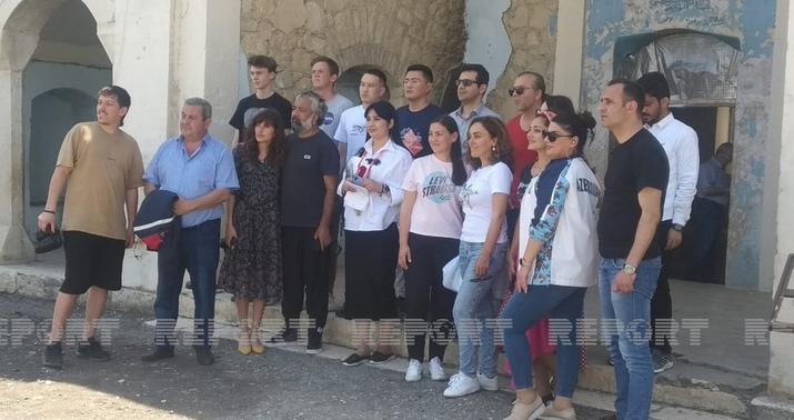 Əcnəbi blogerlər Ağdam Dövlət Dram Teatrının dağıdılan binasında -
