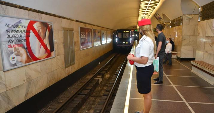 Metroda sərnişin qatar yoluna yıxıldı