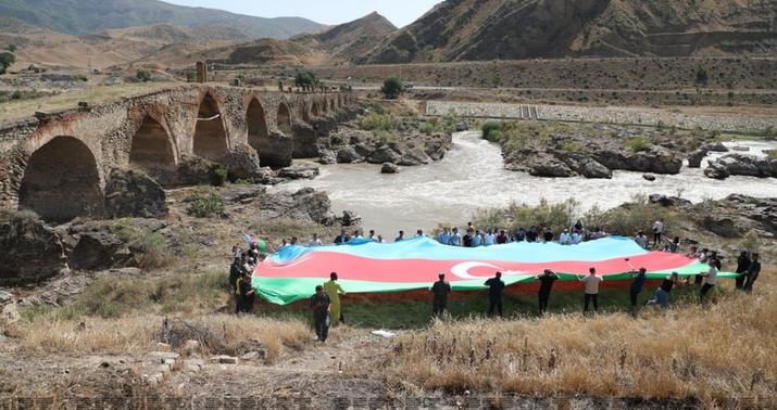 Xudafərində nəhəng bayraq asıldı -