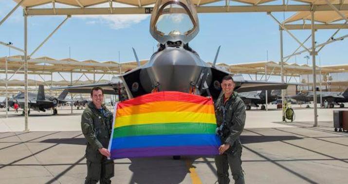 LGBT bayrağı ABŞ hökumətini iki yerə böldü –