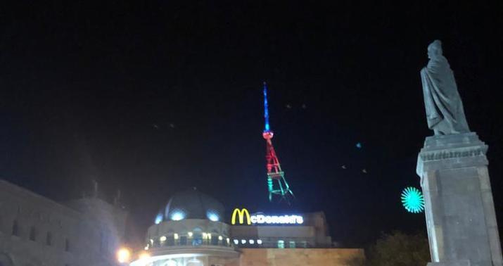 Tbilisi teleqülləsi Azərbaycan bayrağının rəngləri ilə işıqlandırıldı