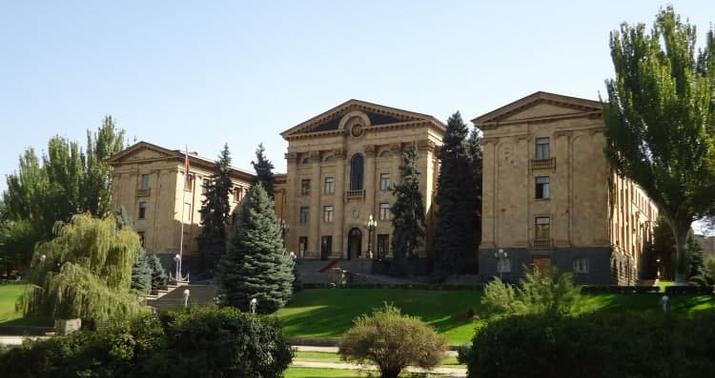 Ermənistan parlamentinə cəmi 10 deputat gəldi
