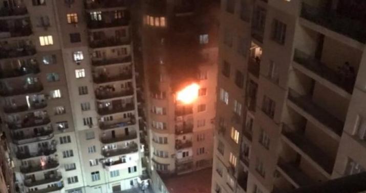 Nərimanovda çoxmərtəbəli yaşayış binasında yanğın oldu