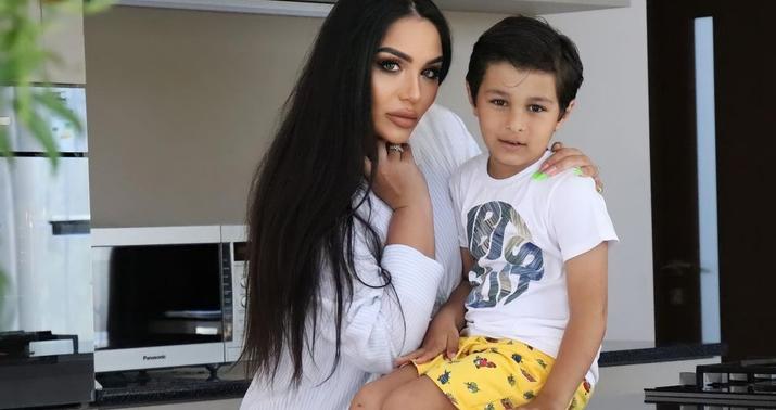 Lətifə Soyuöz oğlu ilə birlikdə... - Foto