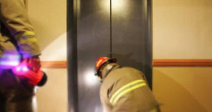 Çoxmərtəbəli binada liftin qırılması ilə bağlı araşdırma aparılır -