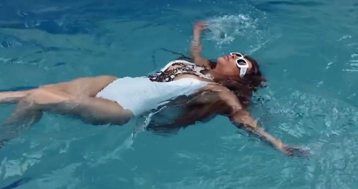 Aygün Kazımova hovuzda... -