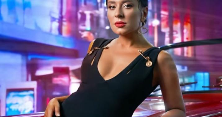 Xalq artisti 8 minlik paltar geyindi -