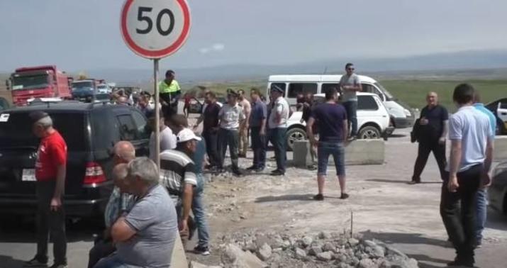 İrəvan-Gümrü yolunu bağladılar: