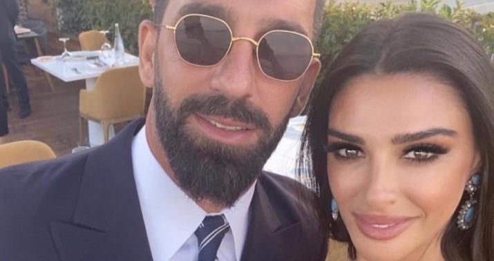 Arda Turan həyat yoldaşı ilə... -