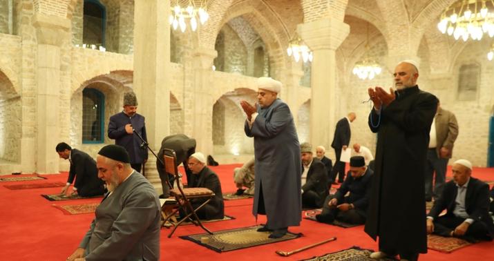 Din xadimləri Şuşada Yuxarı Gövhərağa məscidində -