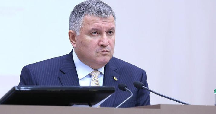 Arsen Avakov Ermənistanı Rusiyadan qırılmağa çağırır