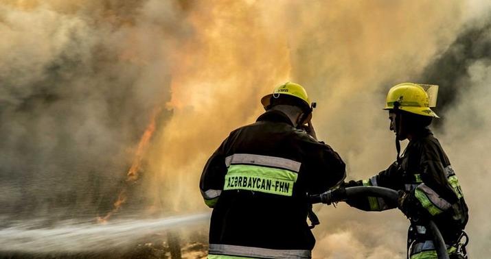 Sabirabadda birmərtəbəli evdə yanğın