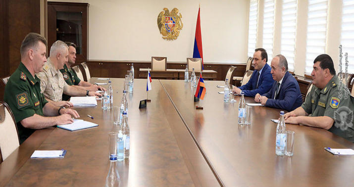 Karapetyan Rüstəm Muradovla görüşdü
