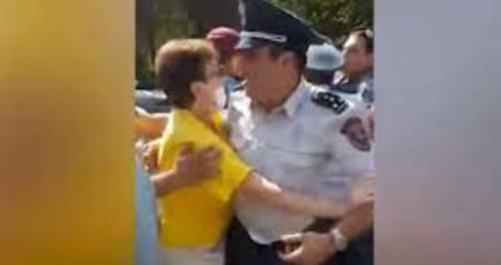 Ermənistanda insident: polislər qadınları döydü -