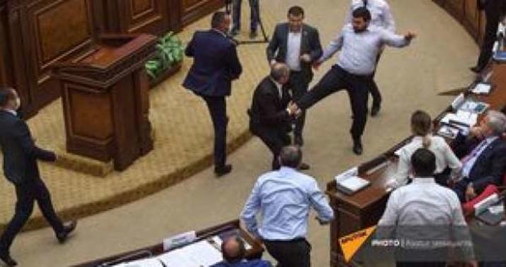 Parlamentdə çaxnaşma: erməni deputatlar bir-birini belə döydü -