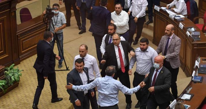 Ermənistan parlamentində birabırçılıq: