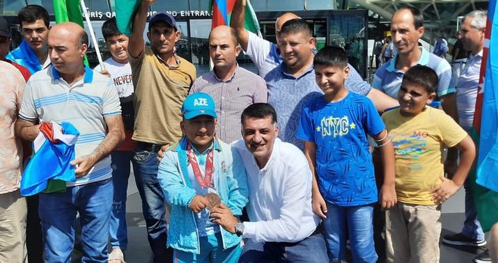 İlk medalını qazanan paralimpiyaçımız Vətənə qayıtdı