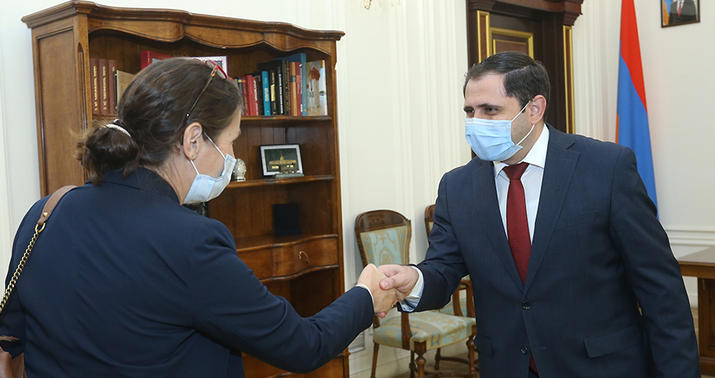 Ofislərdə Paşinyanın fotosunun asılması məcburi oldu –