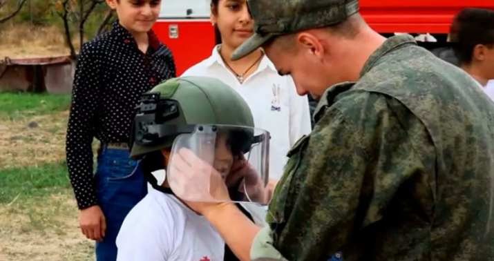 Rusiya hərbçiləri Əsgəranda erməni uşaqlarına təlim keçir -