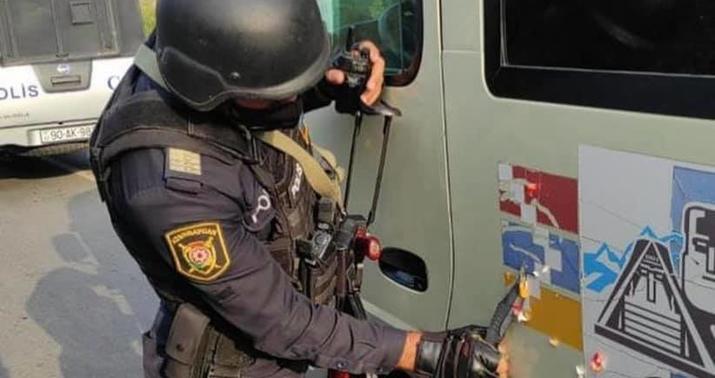 Azərbaycan polisi postda qondarma rejimin bayrağını sildi -