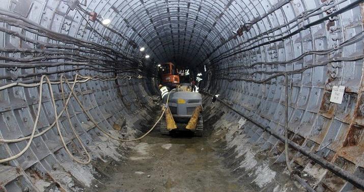 İstanbul metrosunda qatar relsdən çıxıb