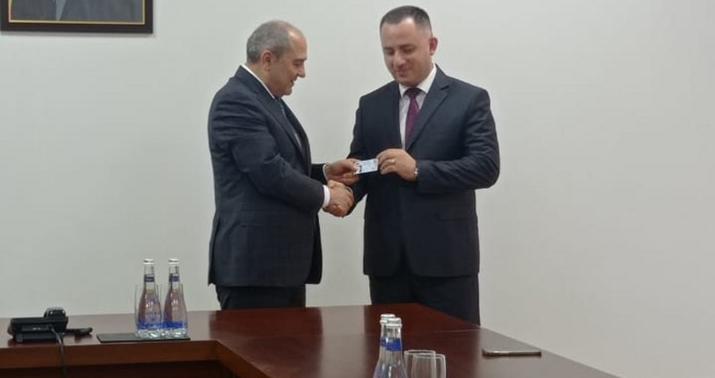 Sabiq partiya sədrinə YAP-ın üzvlük vəsiqəsi verildi