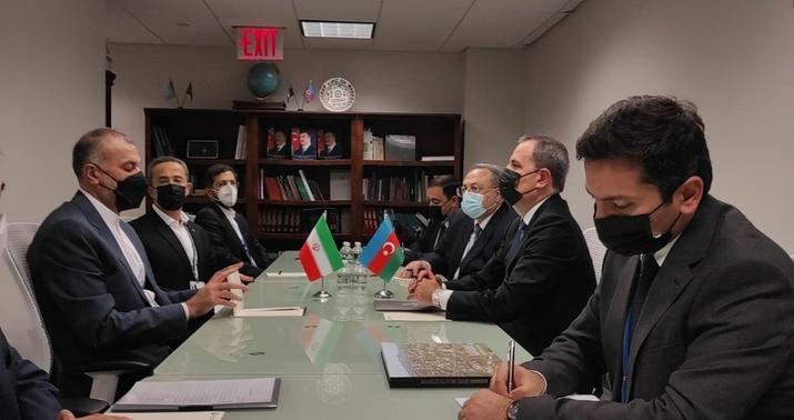 Ceyhun Bayramov iranlı həmkarı ilə görüşdü