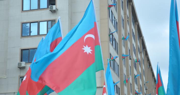 Sabah hər kəs eyvanından bayraq assın