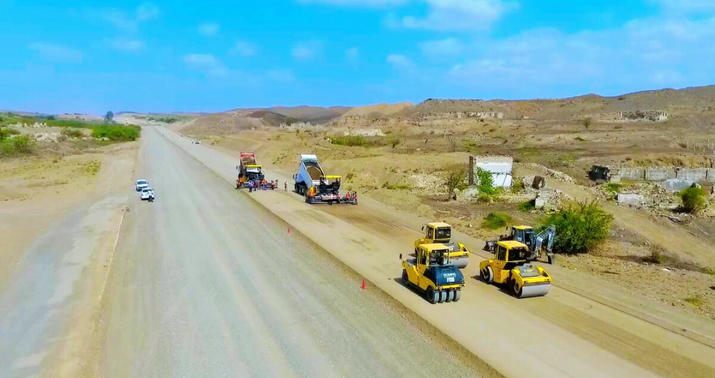 Hadruta gedən yeni yolun tikintisindən -