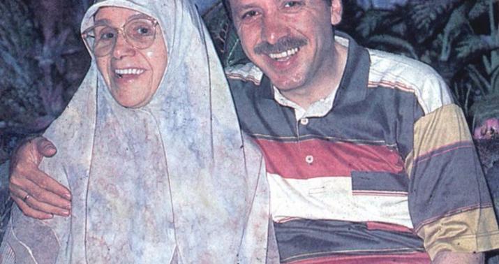 Ərdoğan anası ilə fotosunu paylaşdı