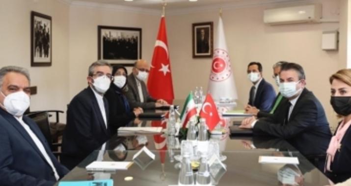 Türkiyə və İran heyətləri arasında kritik müzakirə