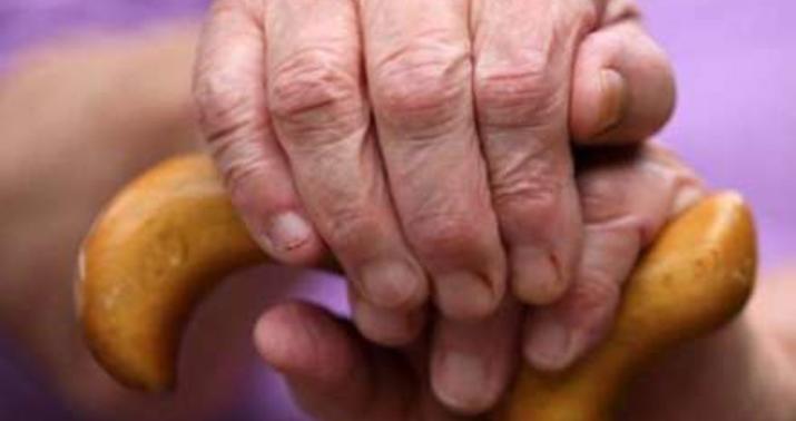 Gədəbəydə yaşlı kişi qonşu qadını əsa ilə döydü –