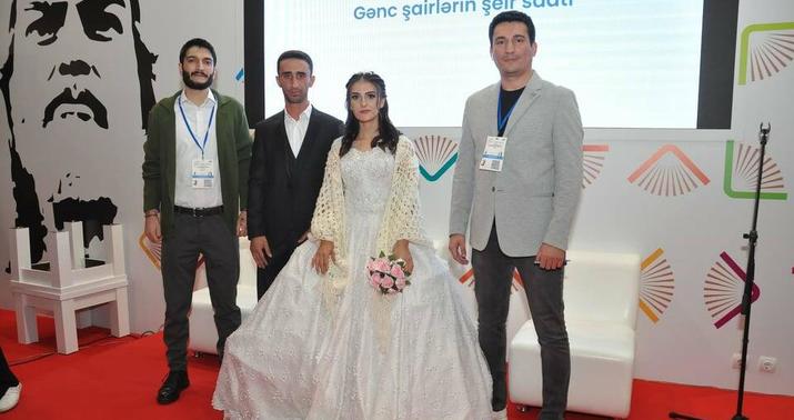 Bakıda bəylə gəlin kitab sərgisinə gəldi -
