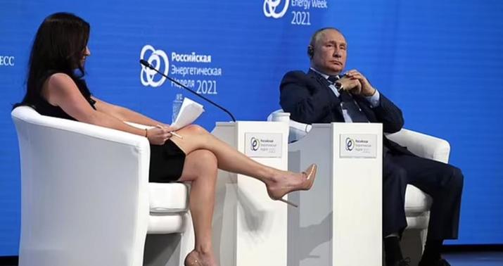 Putindən müsahibə alan xanım aparıcıya reaksiya: