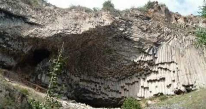 Kəlbəcərdə ekskavatorun üstünə qaya parçları düşdü –