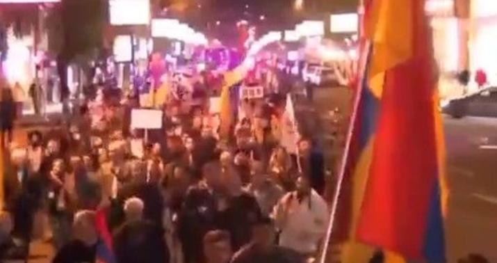 İrəvanda etiraz aksiyası: Putin ağır sözlərlə təhqir edildi -